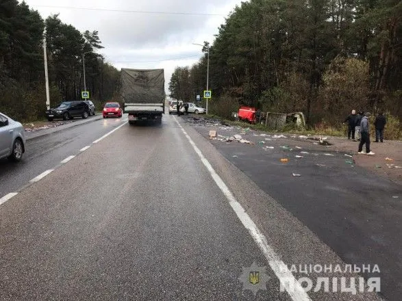 Вантажівка та автопоїзд зіштовхнулись на Львівщині: є поранені
