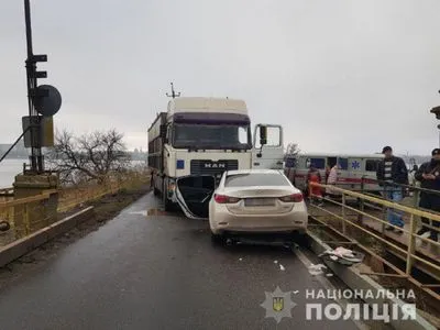 В Донецкой области столкнулись легковушка и фура: травмированы трое взрослых и двое детей