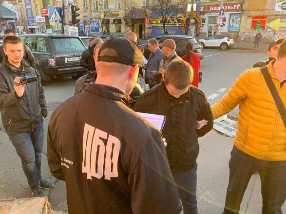 В Киеве следователь Нацполиции погорел на взятке в три тысячи долларов