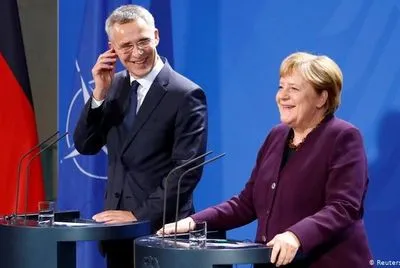 Меркель ответила Макрону относительно "смерти мозга НАТО"