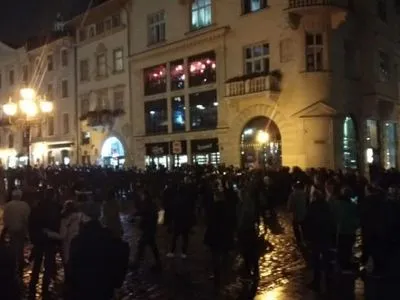 В центре Львова снова дерутся футбольные фанаты