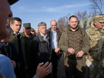 Помощник Зеленского и иностранные послы посетили район разведения сил на Донбассе