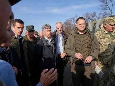 Помощник Зеленского и иностранные послы посетили район разведения сил на Донбассе