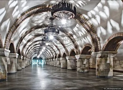 Станция метро "Золотые ворота" открыли после сообщения о минировании