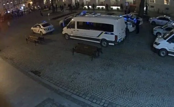 Во Львове правоохранители вмешались в драку сотни футбольных фанатов: двое полицейских травмированы
