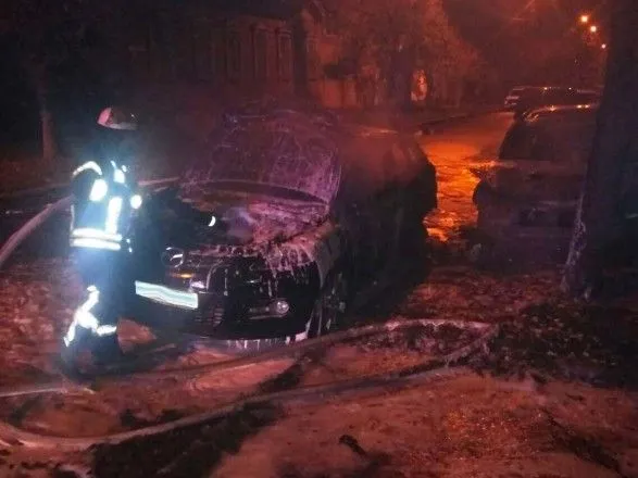 В Чернигове за ночь подожгли два автомобиля