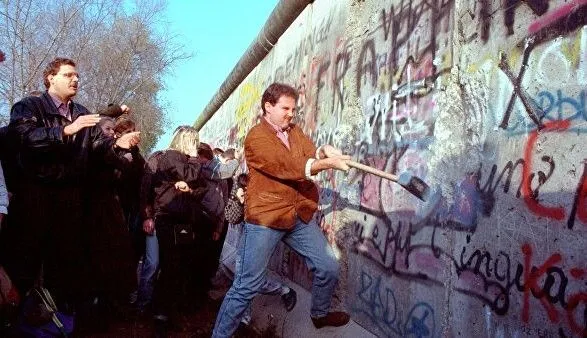 Сьогодні 30-та річниця повалення Берлінської стіни