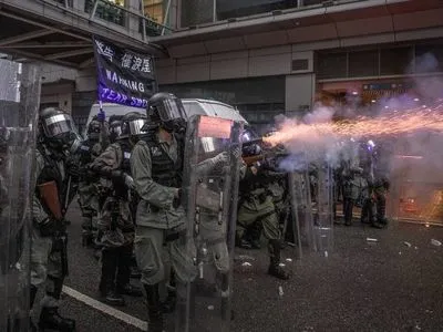 Полицейский выстрелил в участника уличных беспорядков в Гонконге