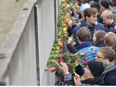 Трампу подарили фрагмент Берлинской стены