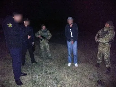 На Одещині підозрюваний у вбивстві напав на прикордонника з ножем