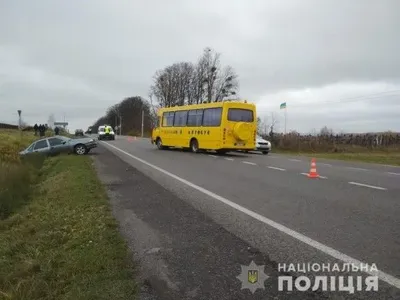 На Львівщині шкільний автобус потрапив у ДТП: десять дітей госпіталізовано