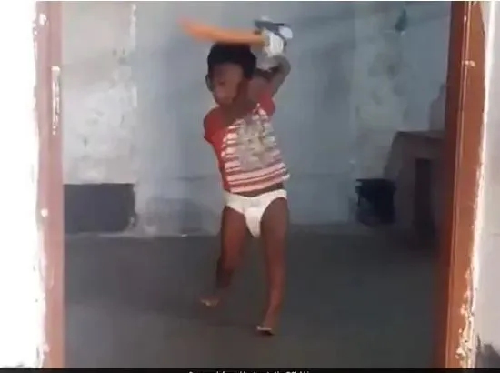 В мережі показали відео з хлопчиком у підгузку, який грає у крикет, як профі
