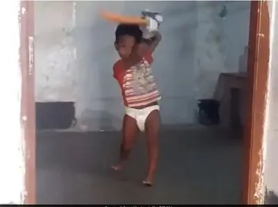 В сети показали видео с мальчиком в подгузнике, играющим в крикет, как профи