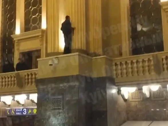 На железнодорожном вокзале в Киеве мужчина залез на колонну и угрожал спрыгнуть