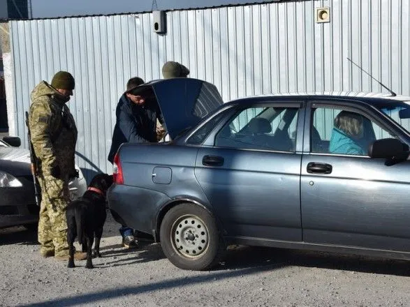 На КПВВ на Донбассе в очередях застряли более 200 автомобилей