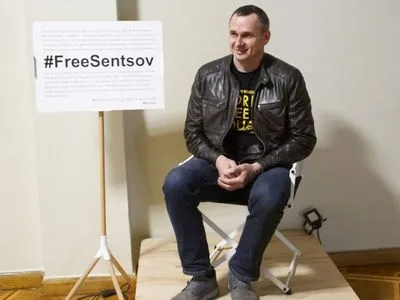 Пристайко подарил Сенцову стул с надписью "Свобода"
