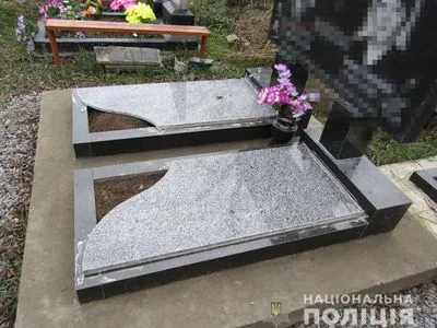 В Житомирской области мужчина похитил плиты на кладбище и установил их на другие могилы