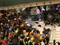 В Гонконге полиция применила слезоточивый газ для разгона студентов