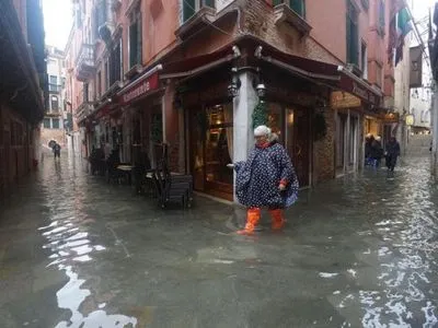 Повінь у Венеції: затоплені пам’ятки архітектури та туристи, які купаються прямо на площі