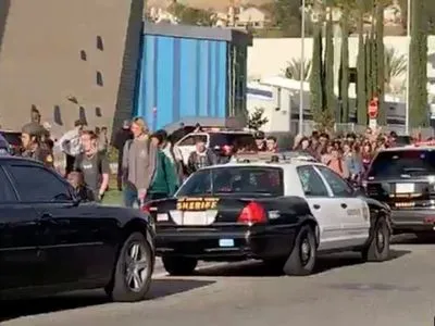 Во время стрельбы в калифорнийской школе погибли два человека