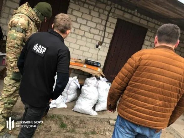 ГБР провело ряд обысков в Ровенской области: изъято 150 кг янтаря на 5,8 млн грн