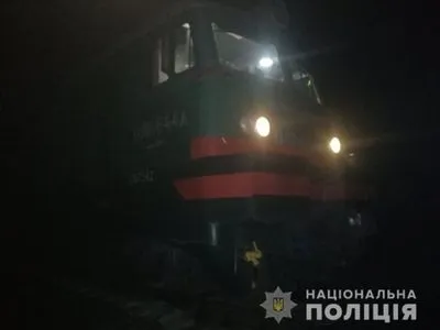 На Харківщині потяг на смерть збив чоловіка, який сидів на рейках