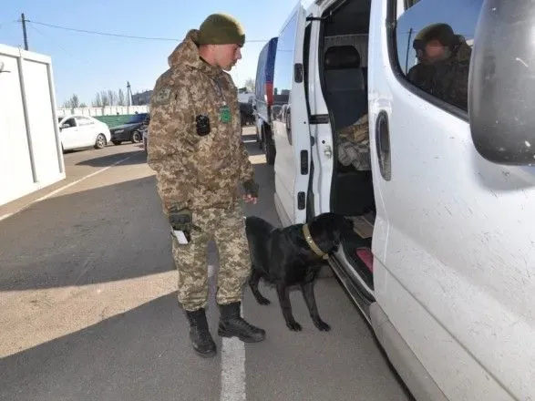 У КПВВ на Донбасі у чергах застрягли понад 200 автомобілів