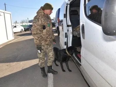 В КПВВ на Донбассе в очередях застряли более 200 автомобилей