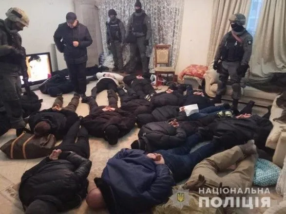 У Києві 17 осіб у масках захопили квартиру місцевої мешканки