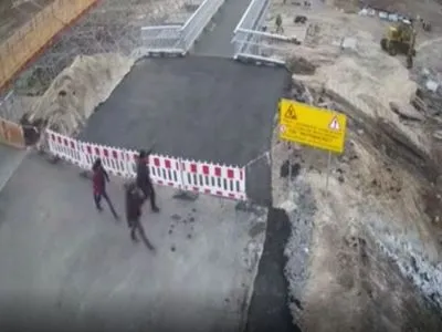 Возле моста в Станице Луганской неизвестные с ОРЛО украли лавочку