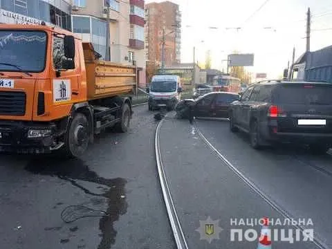 В Харькове столкнулись легковушки и грузовик, есть погибший