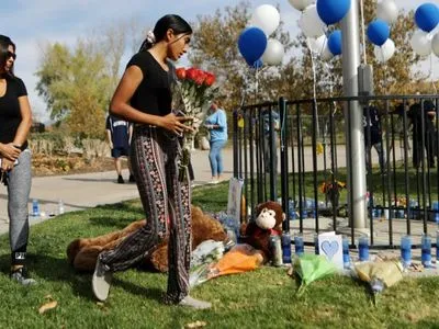 Підозрюваний у стрілянині в каліфорнійській школі помер
