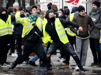 Річниця руху "жовтих жилетів": кількість затриманих в ході протестів в Парижі перевищило 100 осіб