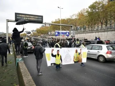 У Парижі знову страйкують "жовті жилети"