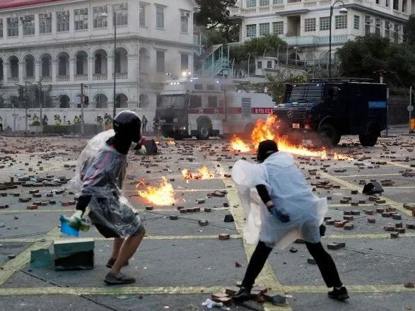 Поліція Гонконгу штурмом взяла університет, в якому забарикадувалися студенти