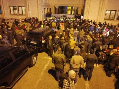 В Грузии протестующие заблокировали все входы в парламент