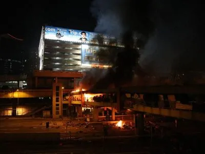 Протестующие в Гонконге подожгли мост в тоннеля "Кросс-Харбор", в городе продолжаются столкновения