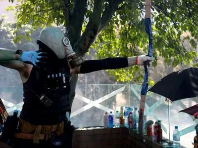 Співробітник поліції отримав поранення з лука під час протестів у Гонконзі