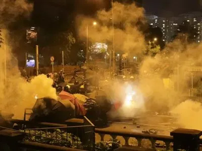 Полиция Гонконга применила слезоточивый газ возле университета