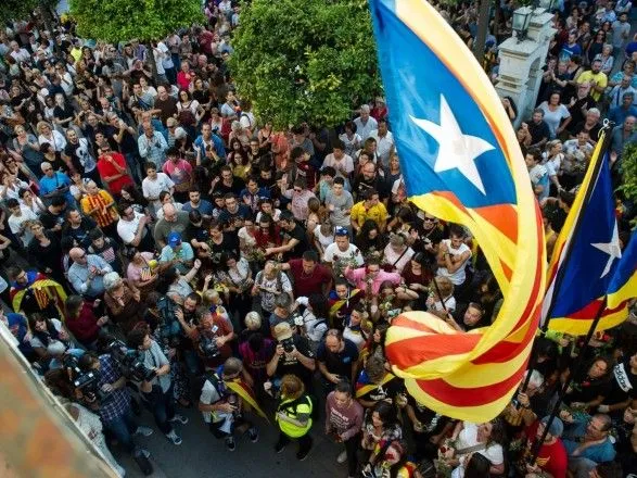 Главу уряду Каталонії судять через символіку руху за незалежність