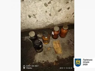 У Львові виявили колби з хімікатами у сміттєвих баках