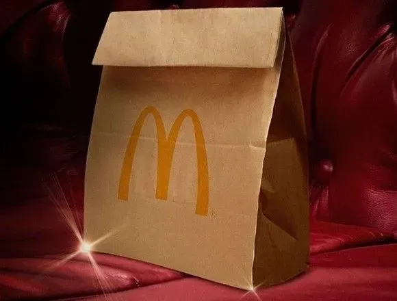 McDonald's подшутил над дизайнерской сумкой, похожей на их пакет