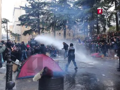 Спецназовцы начали разгон протестующих возле парламента в Грузии