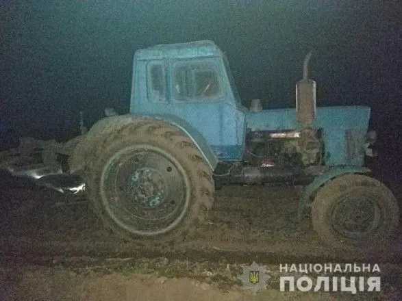 В Винницкой области пьяный водитель трактора наехал на женщину и начал убегать от полиции