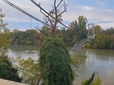 Во Франции обрушился подвесной мост, есть погибшая
