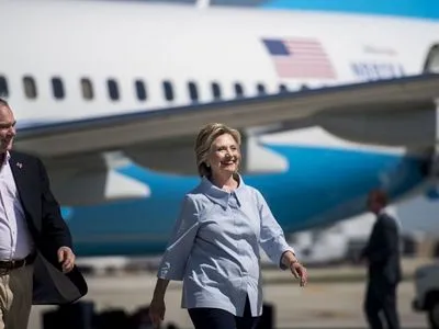 Самолет с Хиллари Клинтон на борту совершил экстренную посадку в аэропорту