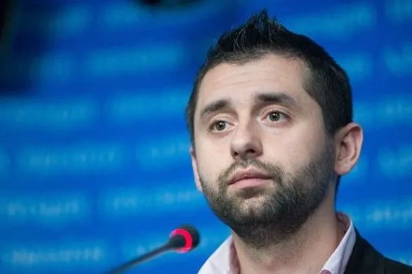 Арахамия заявил, что Иванисову надо приостановить членство в "Слуге народа"