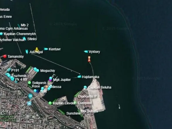 Один из буксиров, который должен доставить захваченные РФ судна, подходит к Одессе