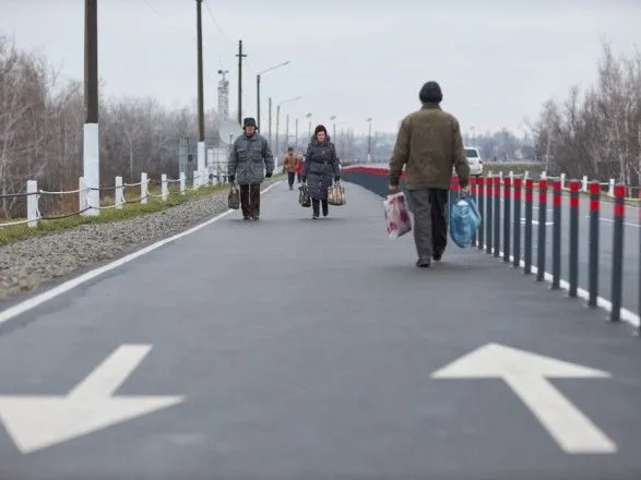 В Станице Луганской открыли отстроенный пешеходный мост