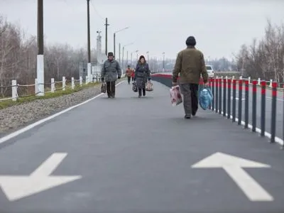 В Станице Луганской открыли отстроенный пешеходный мост